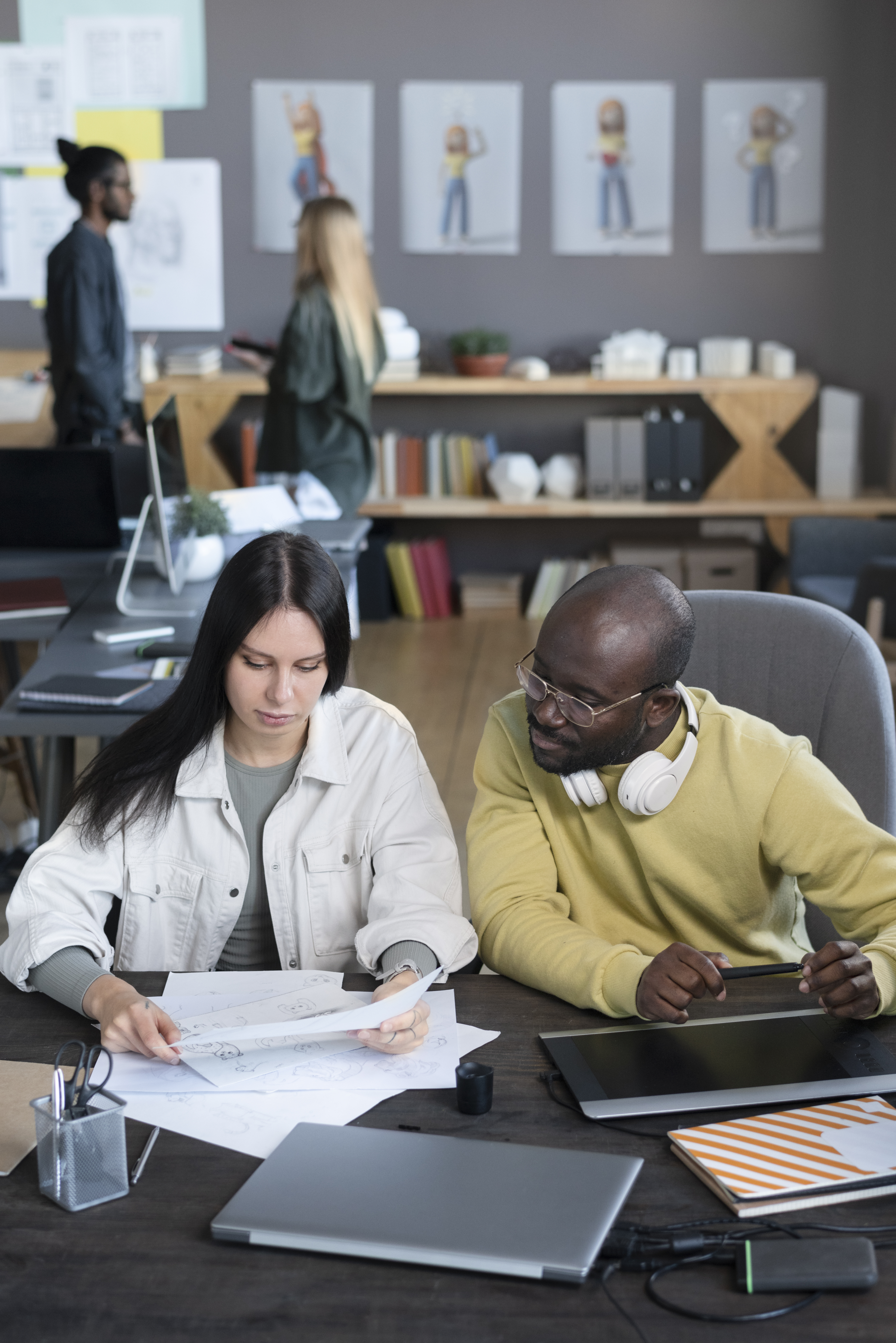 racismo ambiente de trabalho. Foto: Freepik