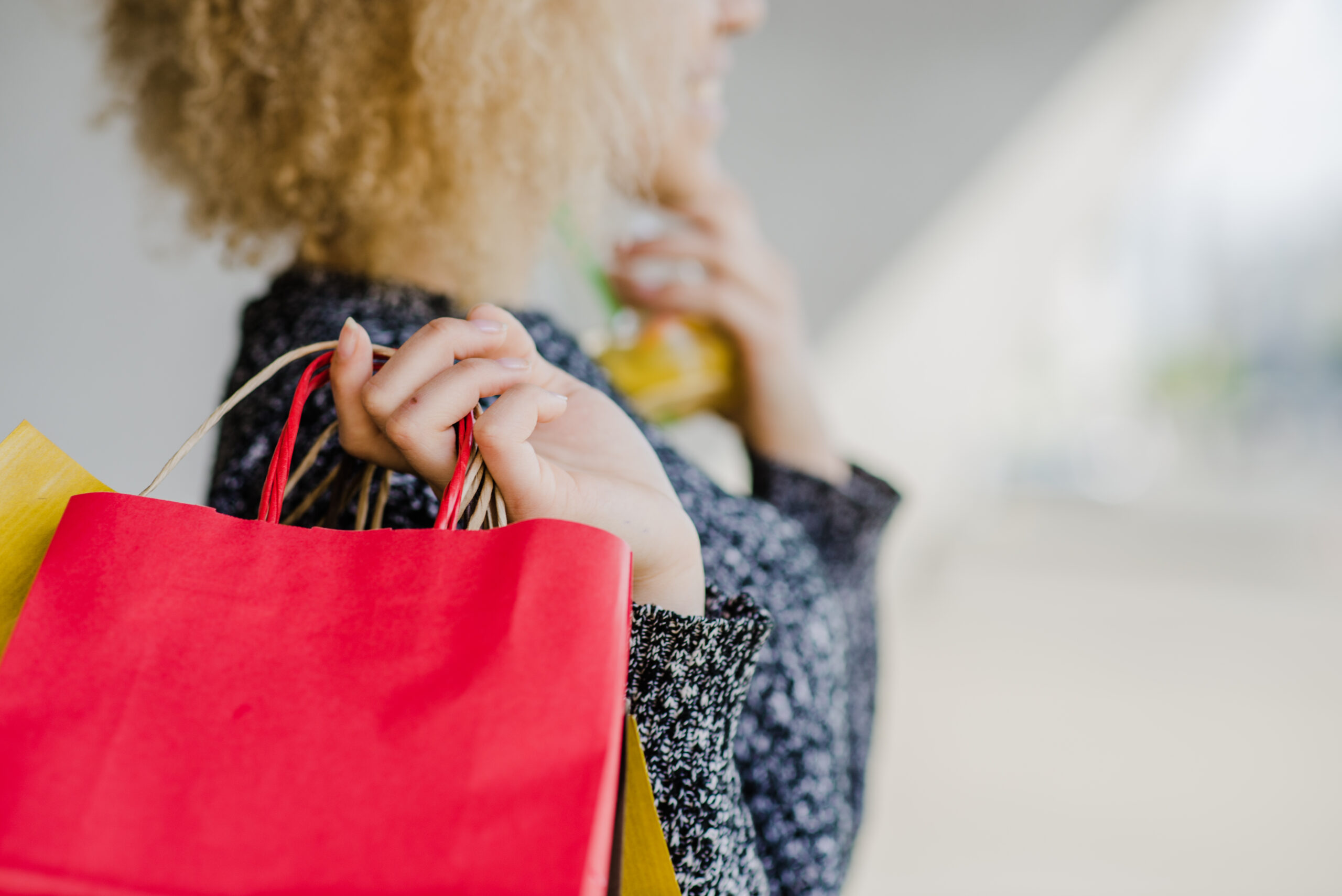 Consumidora consumidor. Foto: Freepik